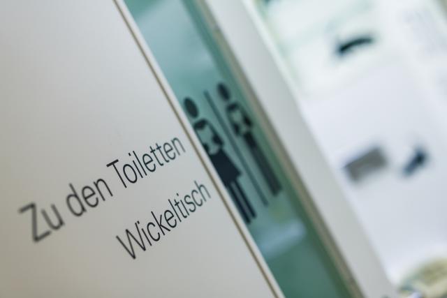 Banner ...und bei Bedarf gibt es einen Wickeltisch und natürlich.....