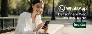 Junge Frau im Park mit Handy. Banner WhatsApp.